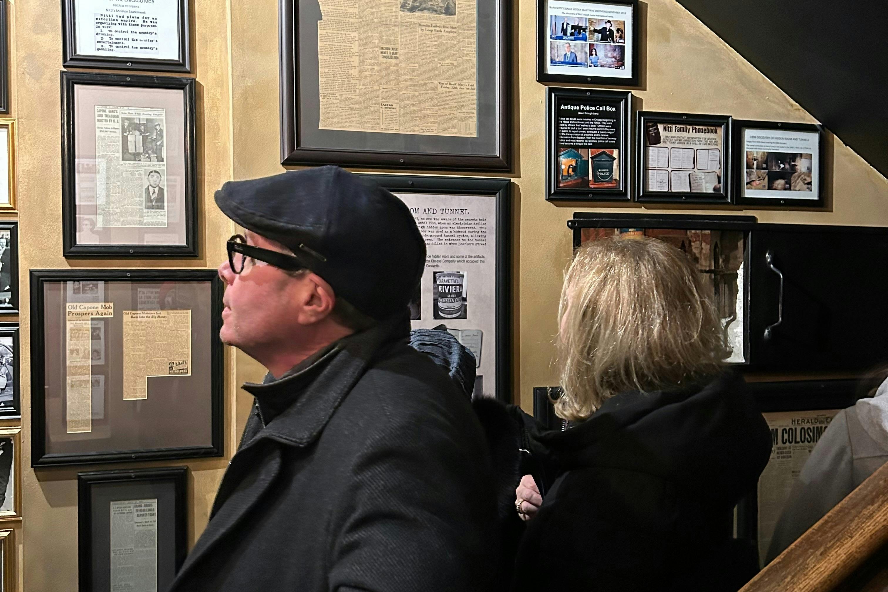 在犯罪观光巴士站下车，探索迷你黑帮博物馆