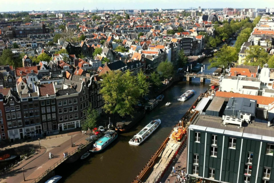 Explore-Amsterdam-Hop-on-Hop-off-with-public-local-transport
