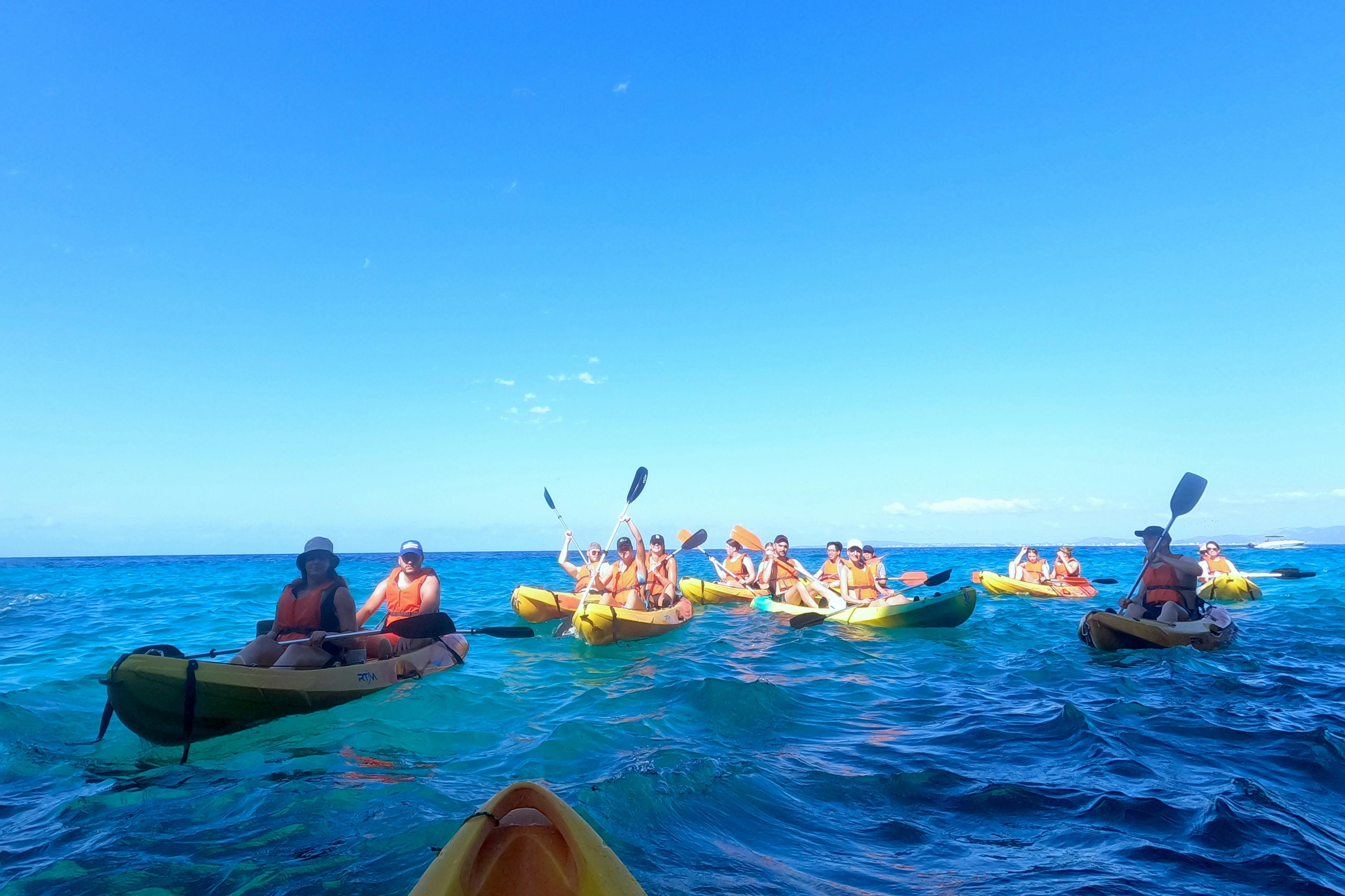 마요르카 남부 바다 동굴 투어와 카약 투어. 수영, 스노클링, 간식을 즐길 수 있는 경유지입니다.