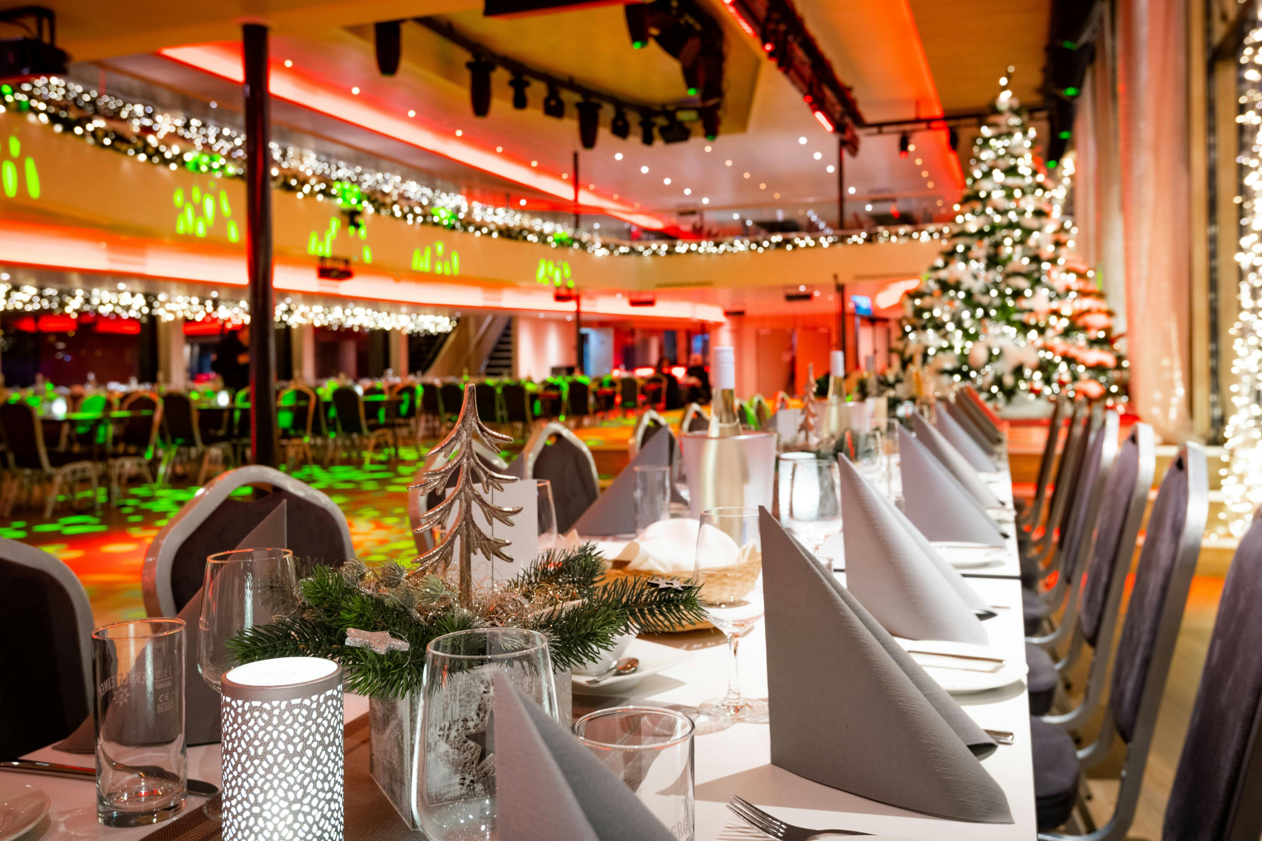 Sæt på en festlig måde.