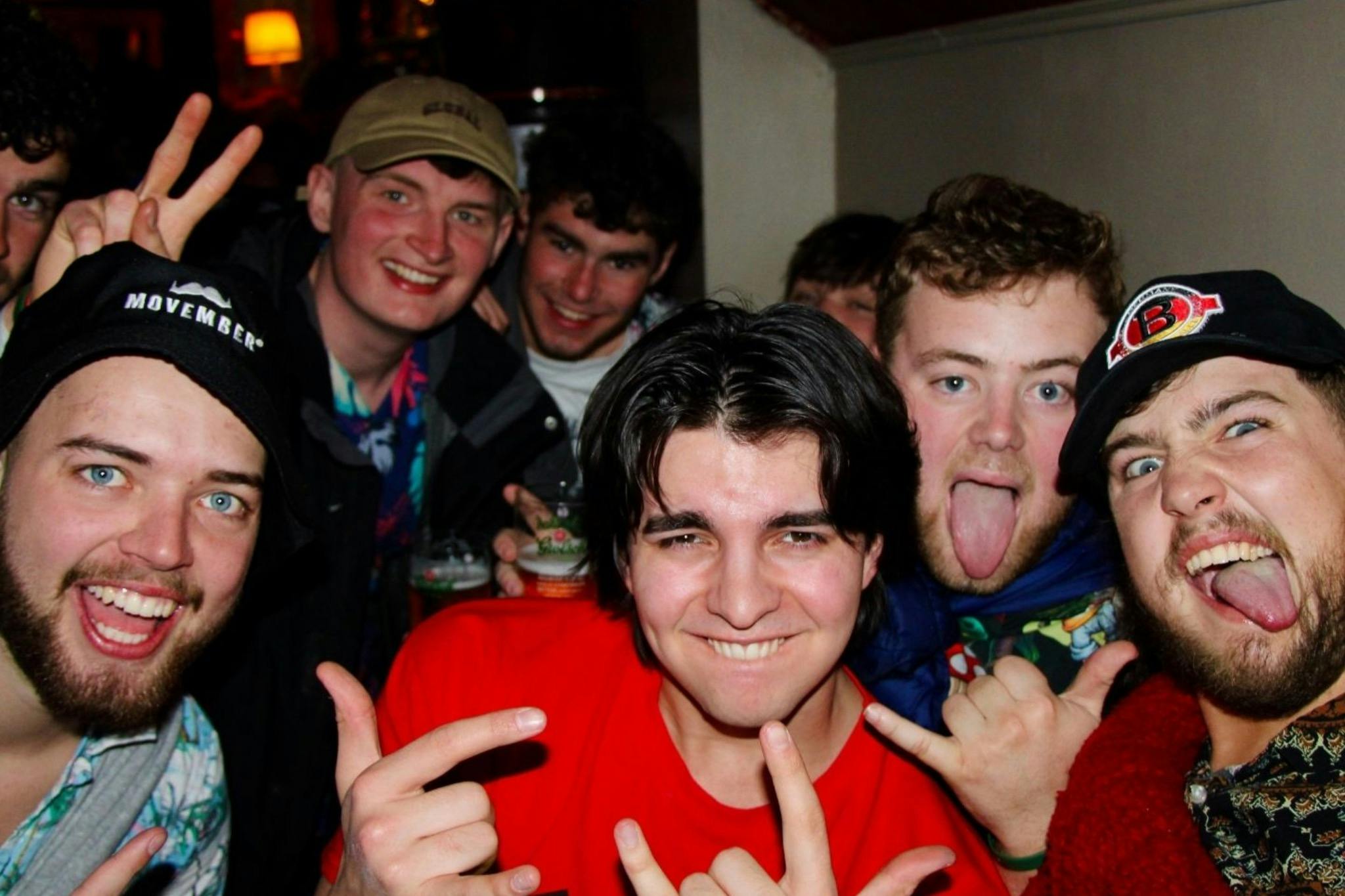 这张照片是我们的房东和他的团队一起玩得很开心的照片。