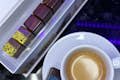 Koffie en chocolade ter afsluiting van je diner aan boord van de Champs-Elysées Toqué Bus