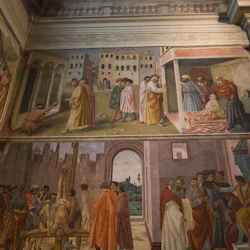 Detaljerad freskmålning som visar olika historiska och religiösa scener, med grupper av människor, byggnader och evenemang inom en arkitektonisk miljö.