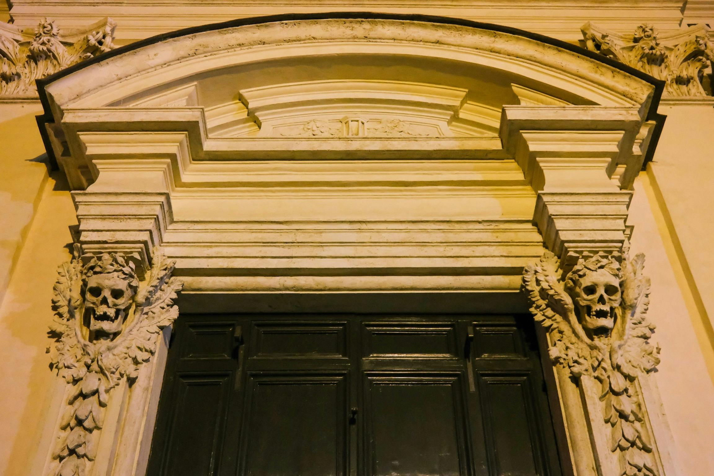 Discover hidden sights along the backstreets