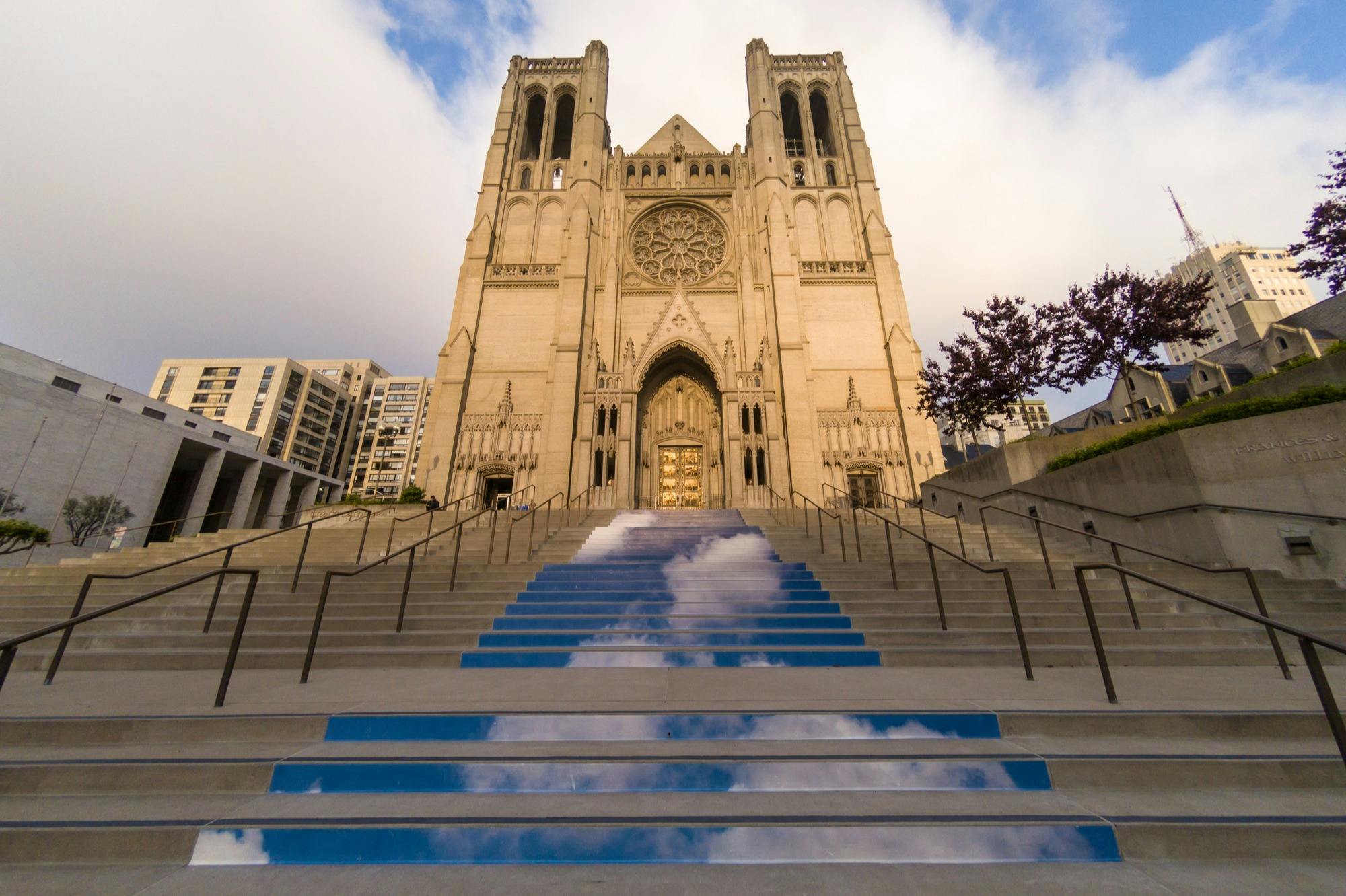Tvář katedrály. Mrakodrapy na vstupních schodech.