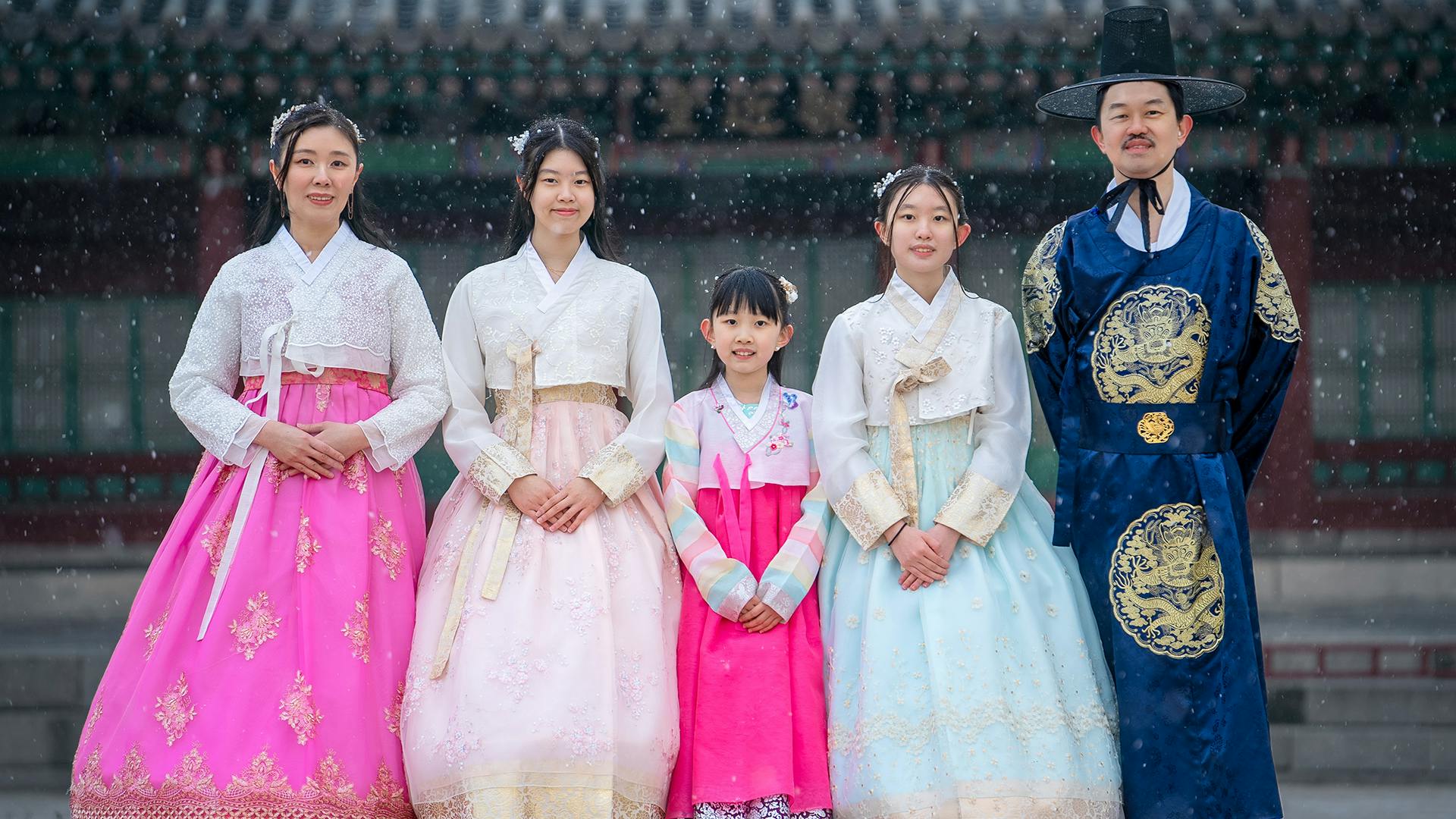Daehan Hanbok: Gyeongbokgung Hanbok Rental & Photoshoot Experience - Photo 5