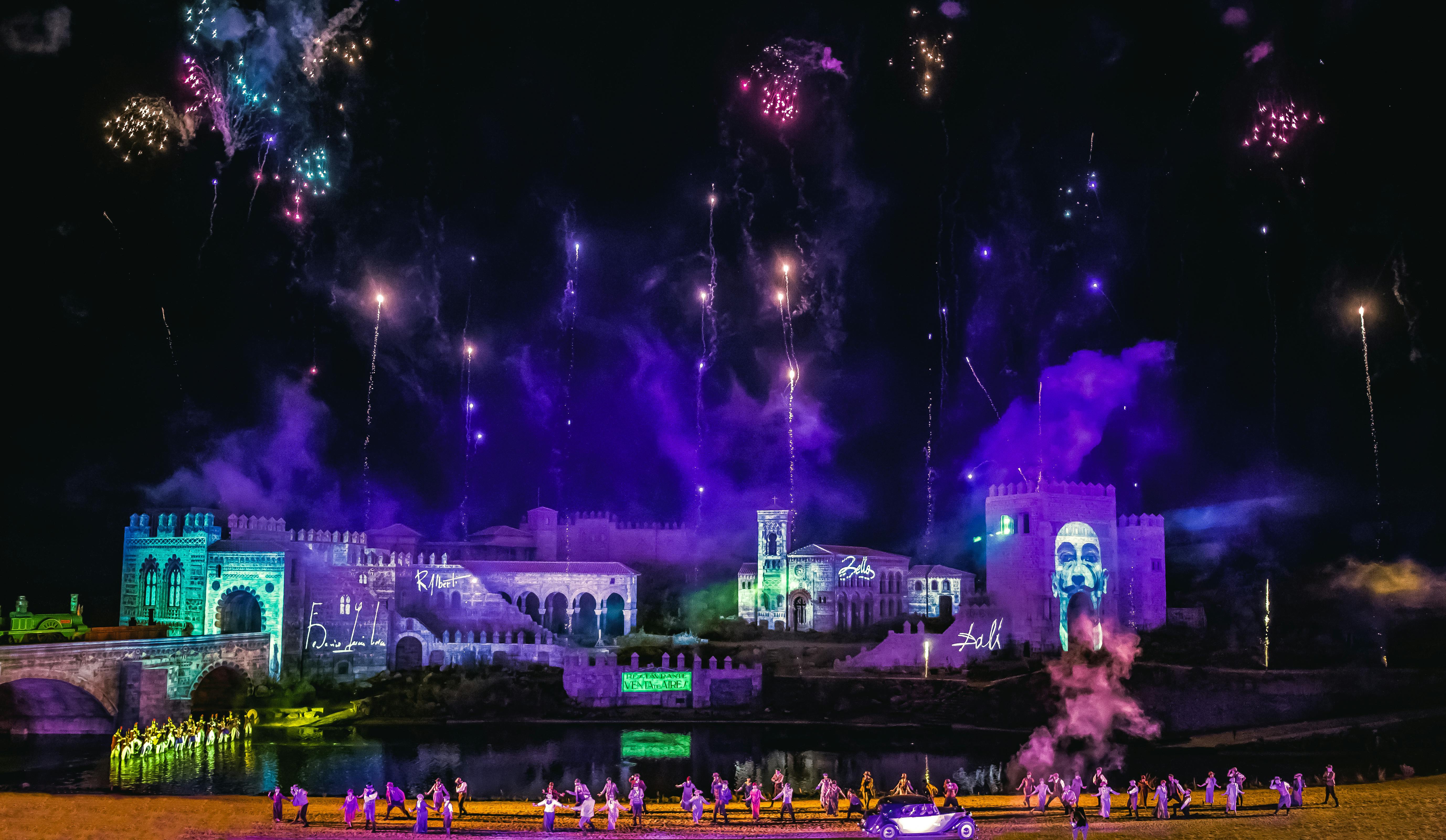 Afbeelding van de nachtshow Puy de Fou Espana met podium en vuurwerk