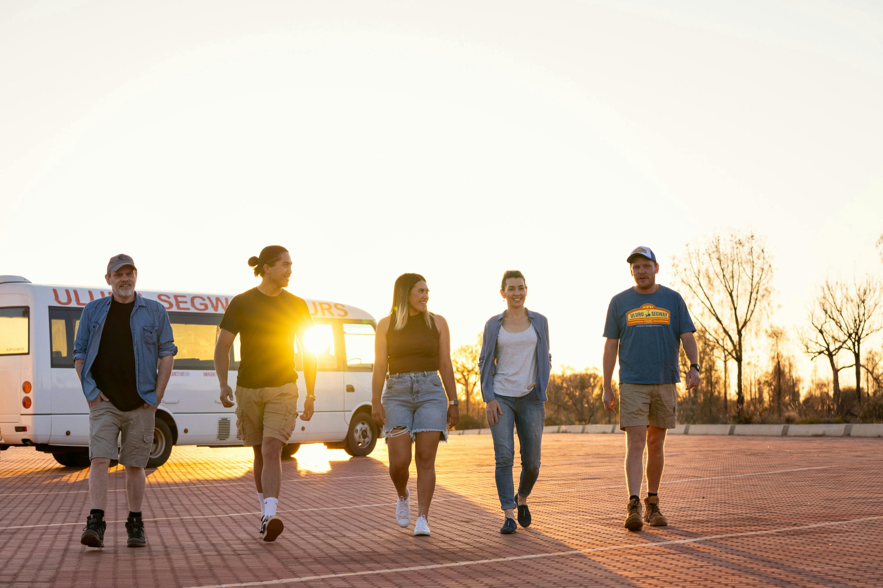 ウルルまでの送迎は含まれています。