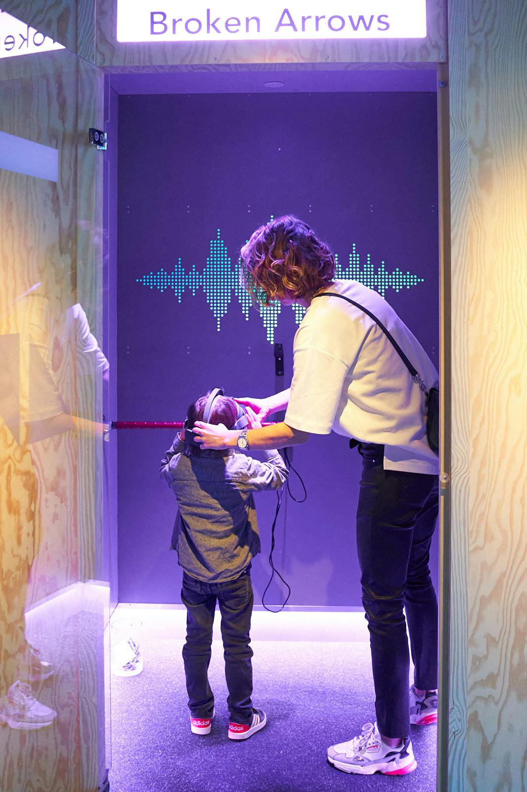 Gli ospiti partecipano alla mostra interattiva dell'Avicii Experience