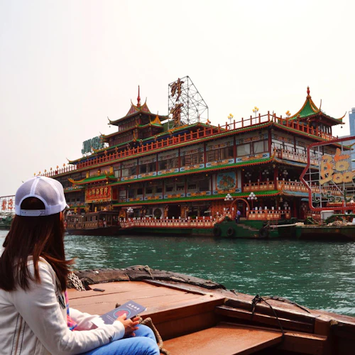 Hong Kong Victoria Harbour: Night Cruise with Unlimited Snacks & Drinks