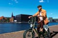 facet w kapeluszu w Kopenhadze na grubym rowerze