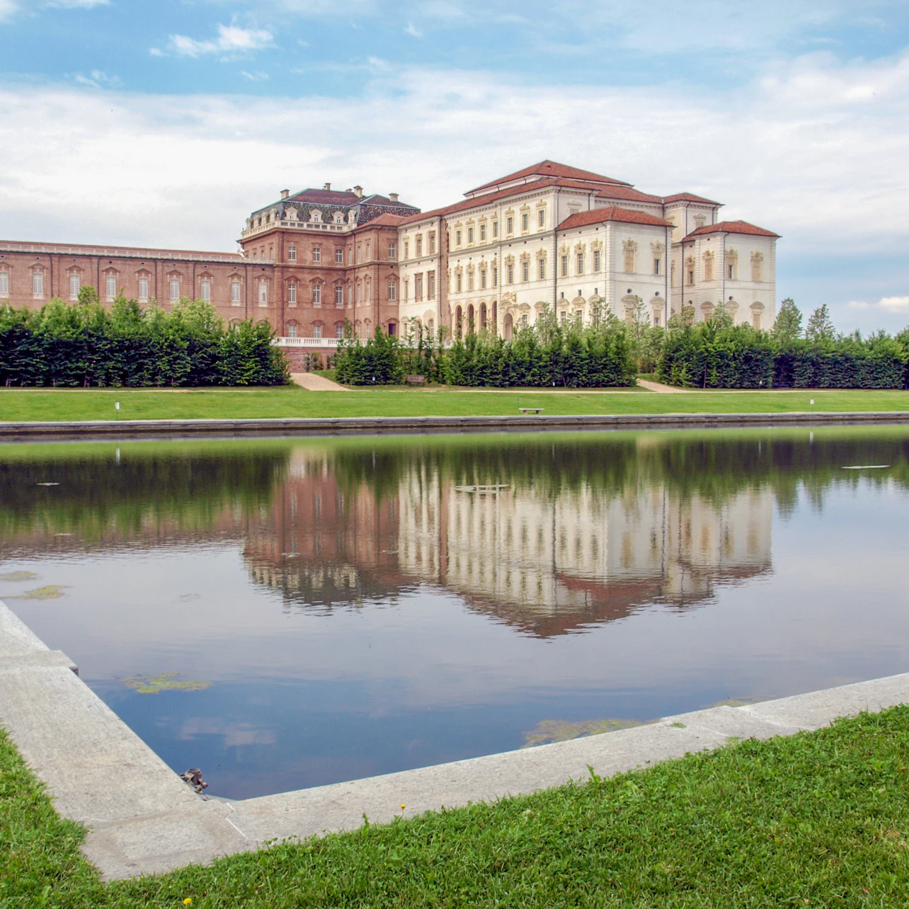 Turín: Palacio Real de Venaria Reale: Skip the Line + Hop-on Hop-off Bus Tour