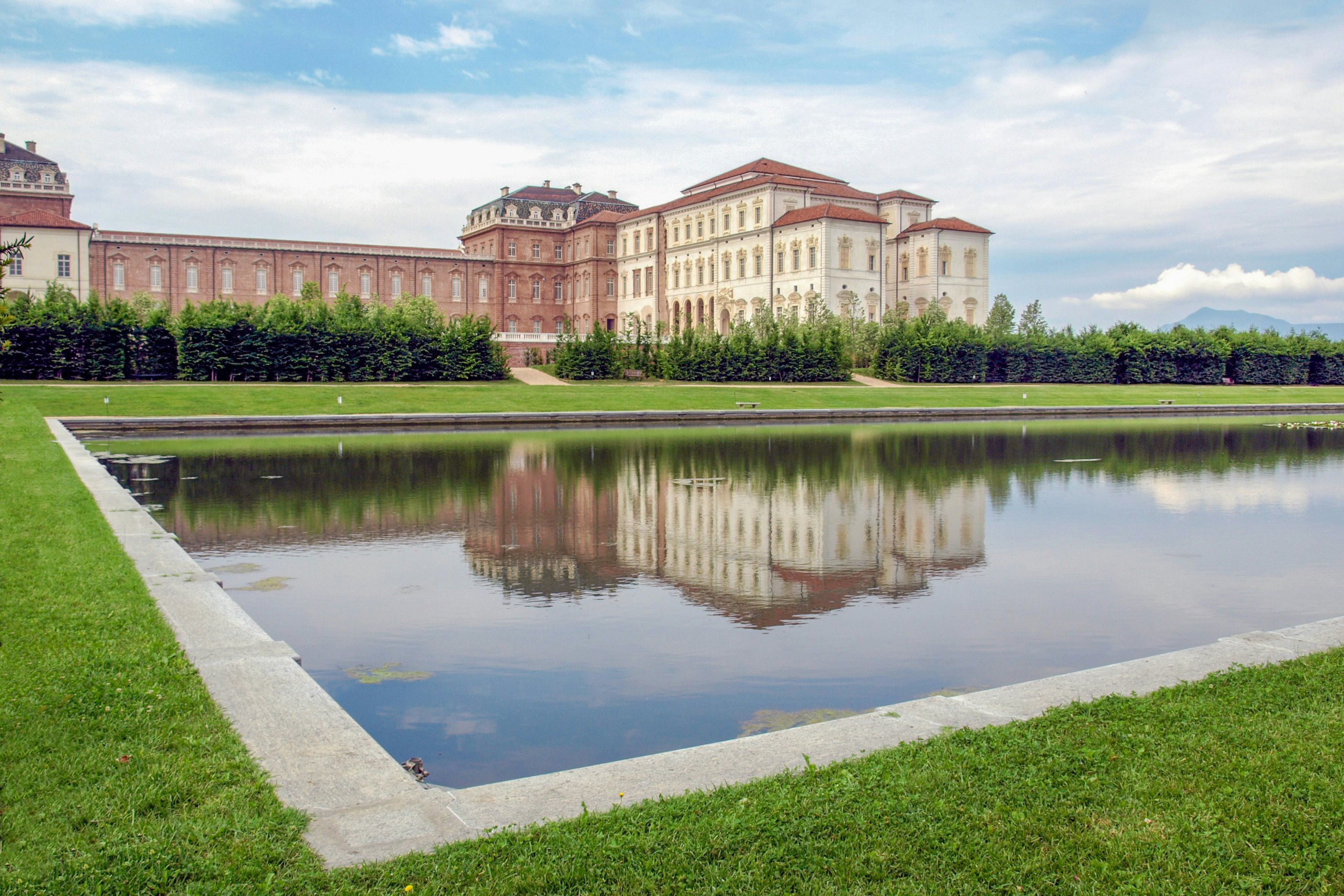 Turín: Palacio Real de Venaria Reale: Skip the Line + Hop-on Hop-off Bus Tour