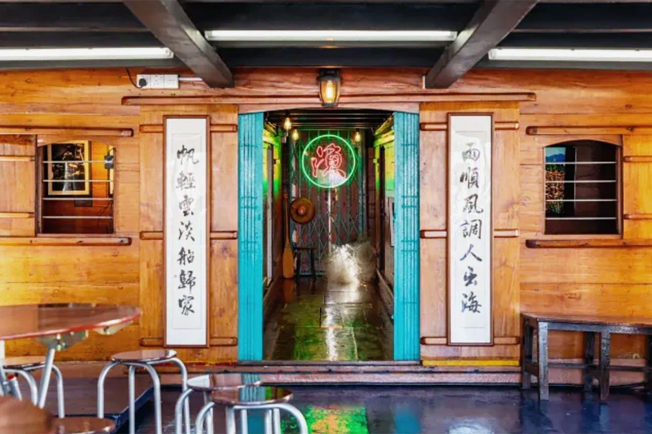 有名なネオンライトの下での写真撮影もお忘れなく