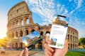 Een foto van het Colosseum met twee handen, de ene houdt een audiogids omhoog en de andere een kaartje voor het Colosseum.