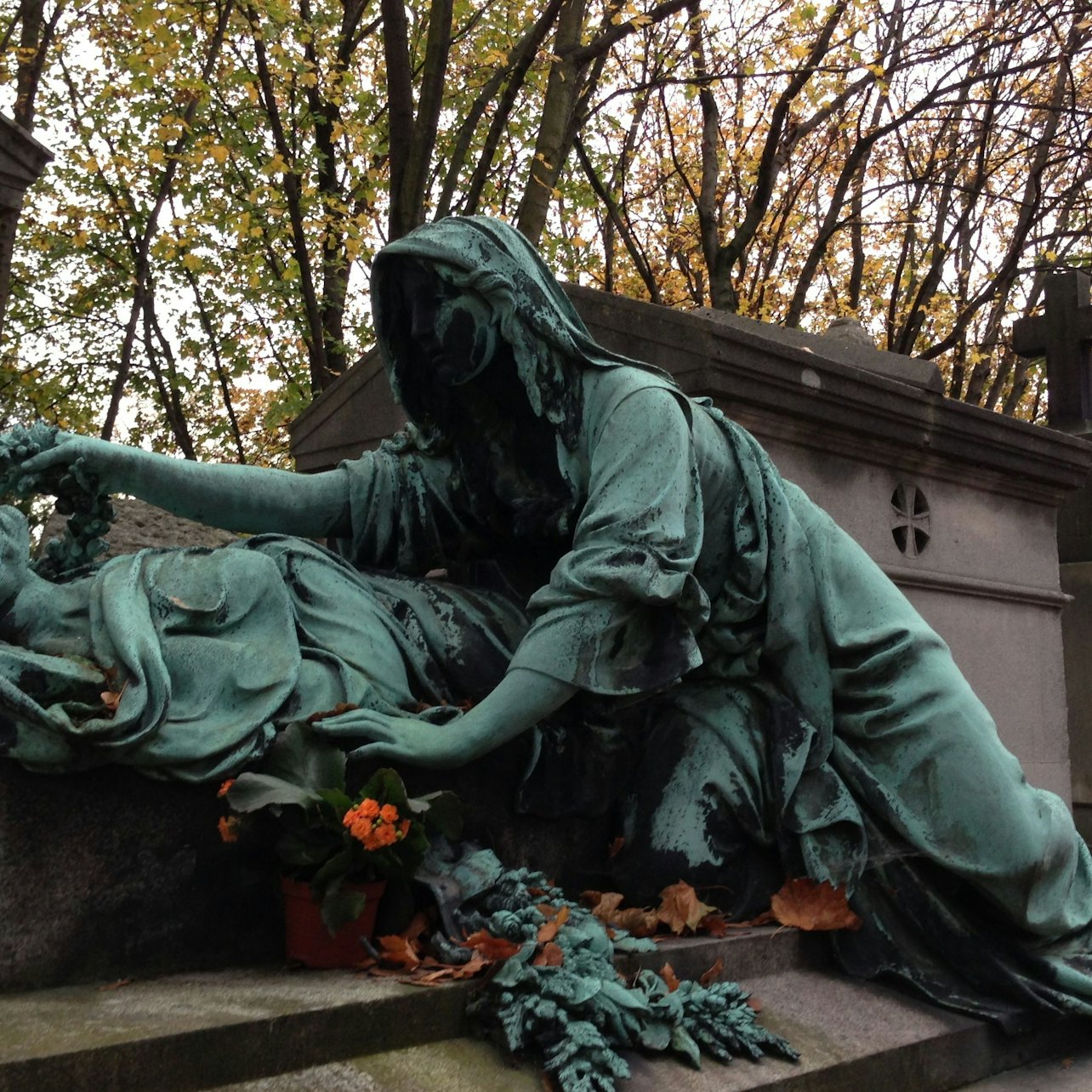 Visita guiada a pie al cementerio del Père Lachaise - Alojamientos en Paris