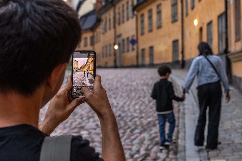 Papá fotografiando a su familia