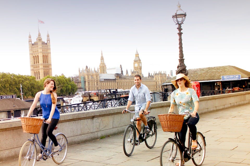 Passa davanti al Big Ben e al Palazzo del Parlamento.