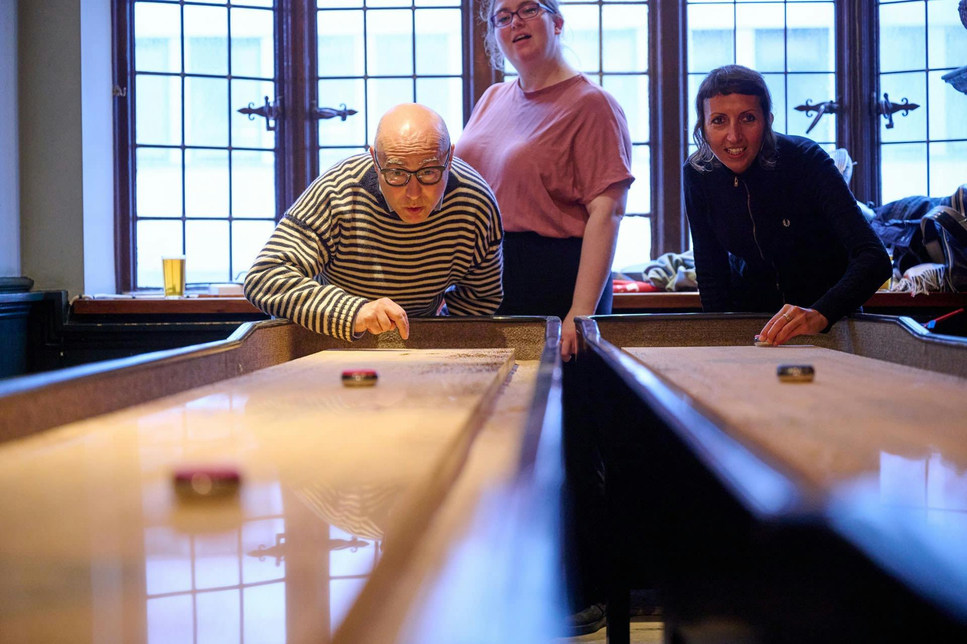 런던의 유서 깊은 펍에서 맛보는 에일의 맛과 이야기