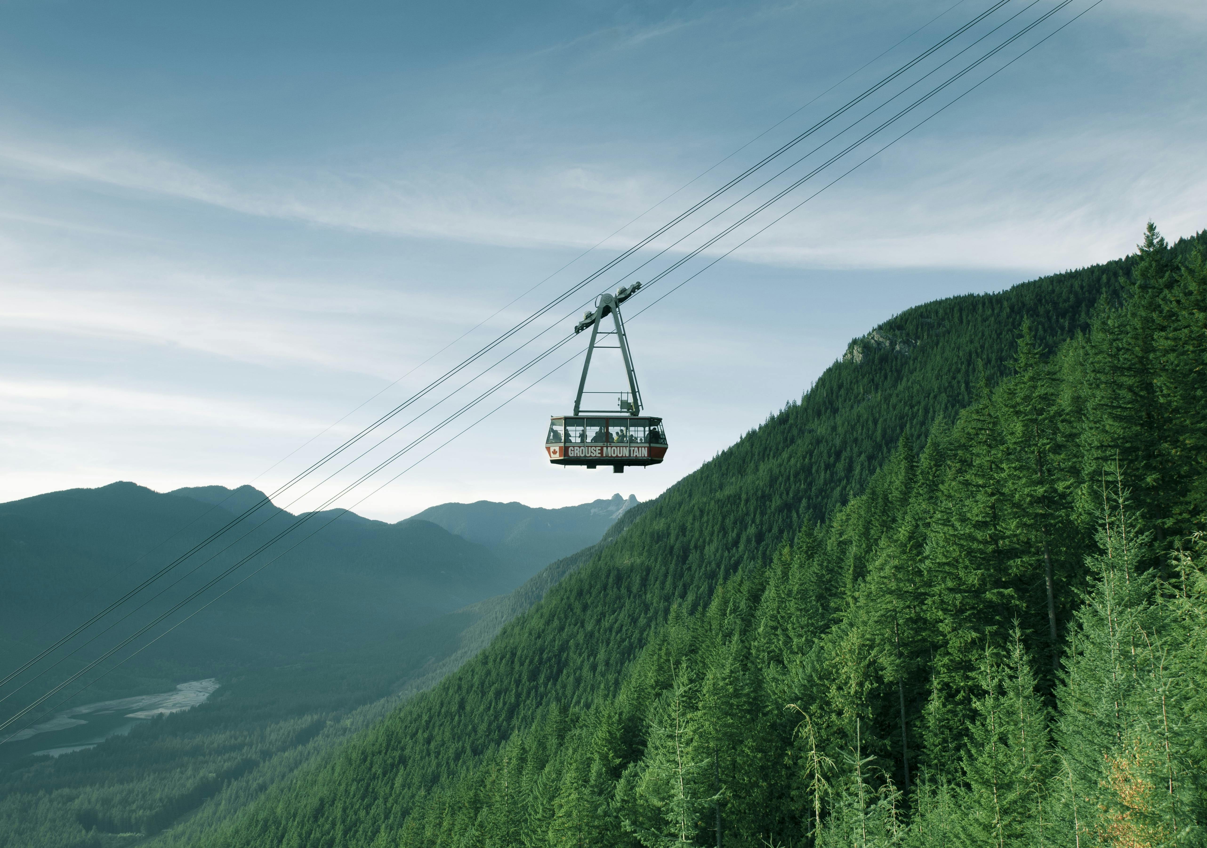 Το εμβληματικό Grouse Mountain Red Skyride κατά τη διάρκεια του καλοκαιριού