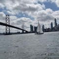 Navegando junto al Puente de la Bahía por el paseo marítimo de San Francisco