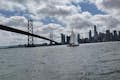 Navegando junto al Puente de la Bahía por el paseo marítimo de San Francisco
