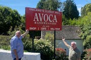 Guies i entrada al poble d'Avoca