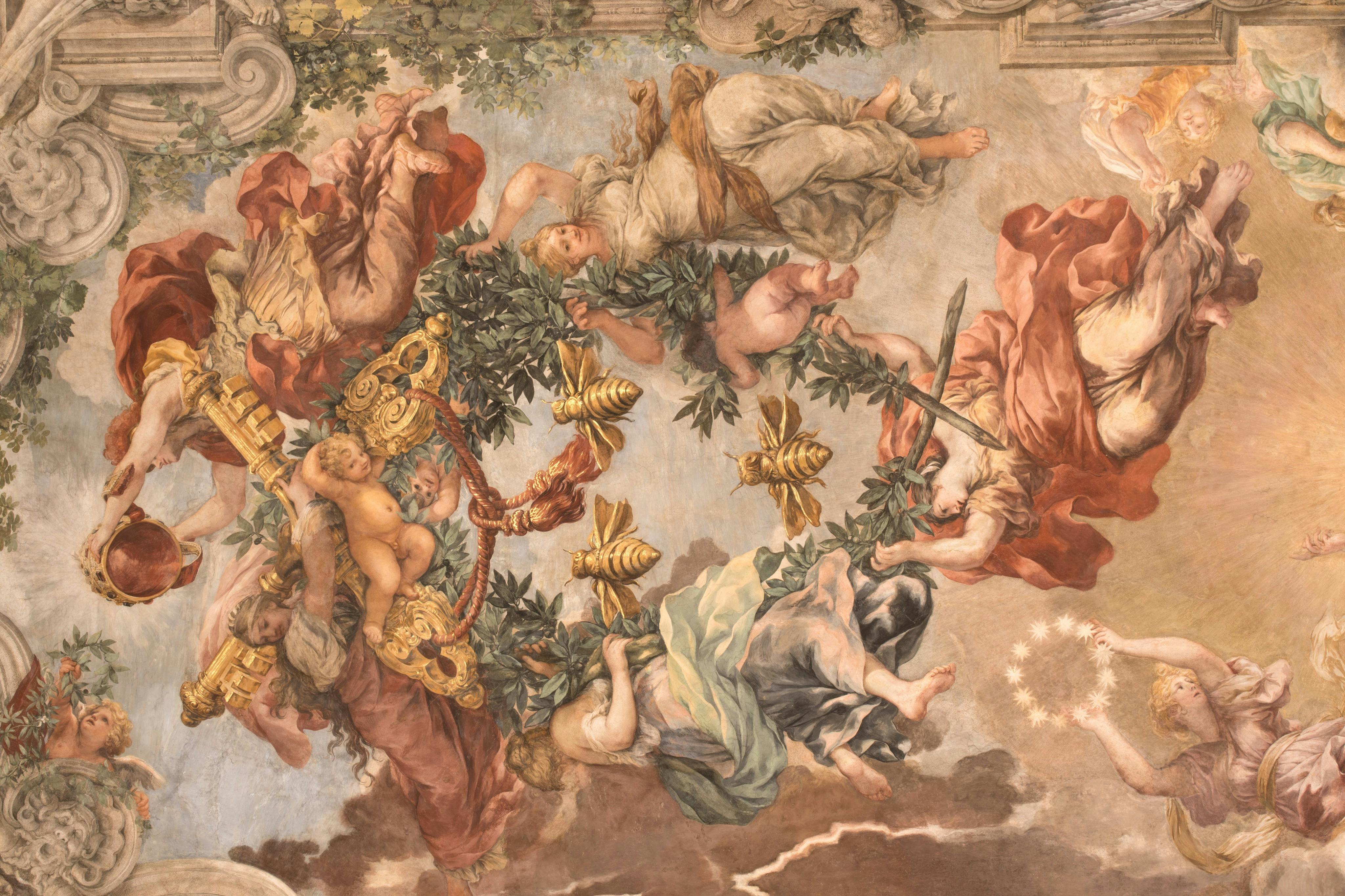 ダイナミックで華やかな構成の神話の人物、天使、月桂樹の枝、金の蜂を描いた天井フレスコ画。