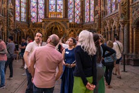 Guide and group inside the Sainte Chapelle