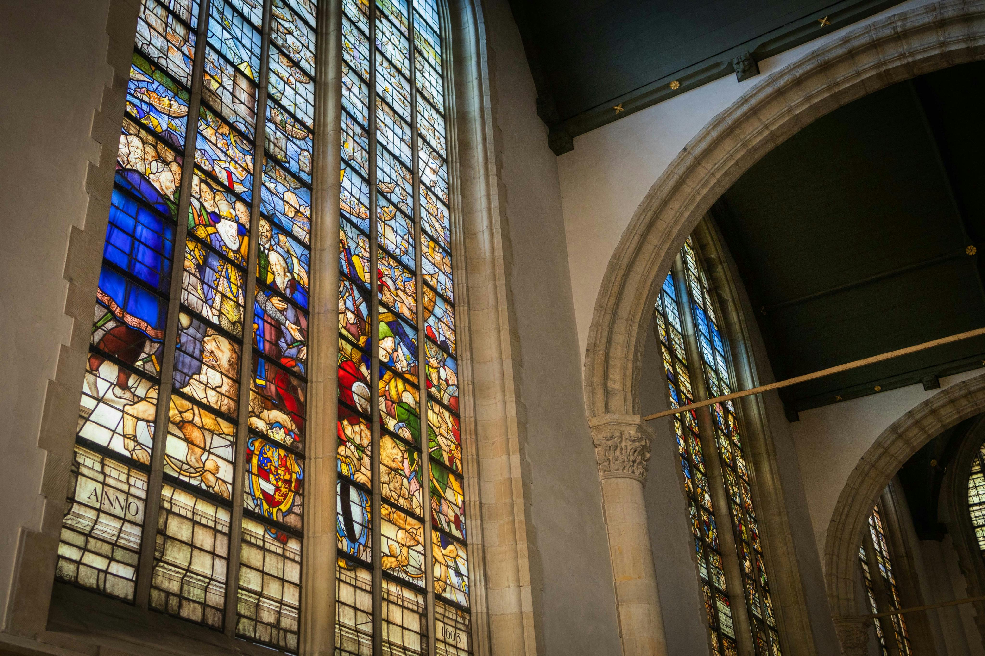 Gouda 안경은 오렌지의 윌리엄과 마찬가지로 성경과 역사적 표현을 모두 포함합니다.