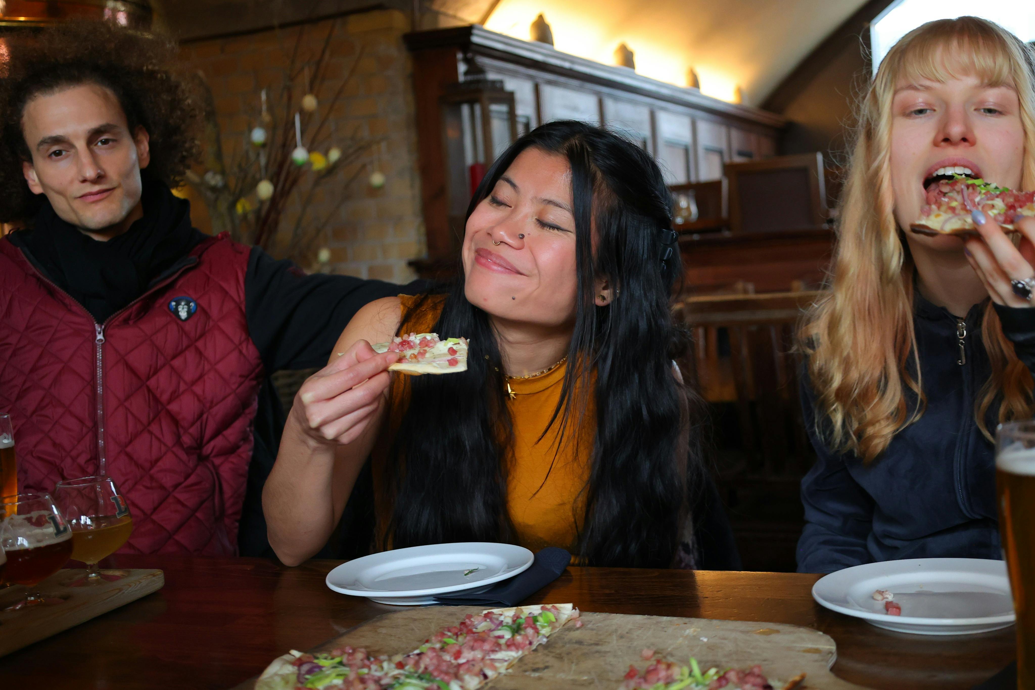 Τρώγοντας Flammkuchen