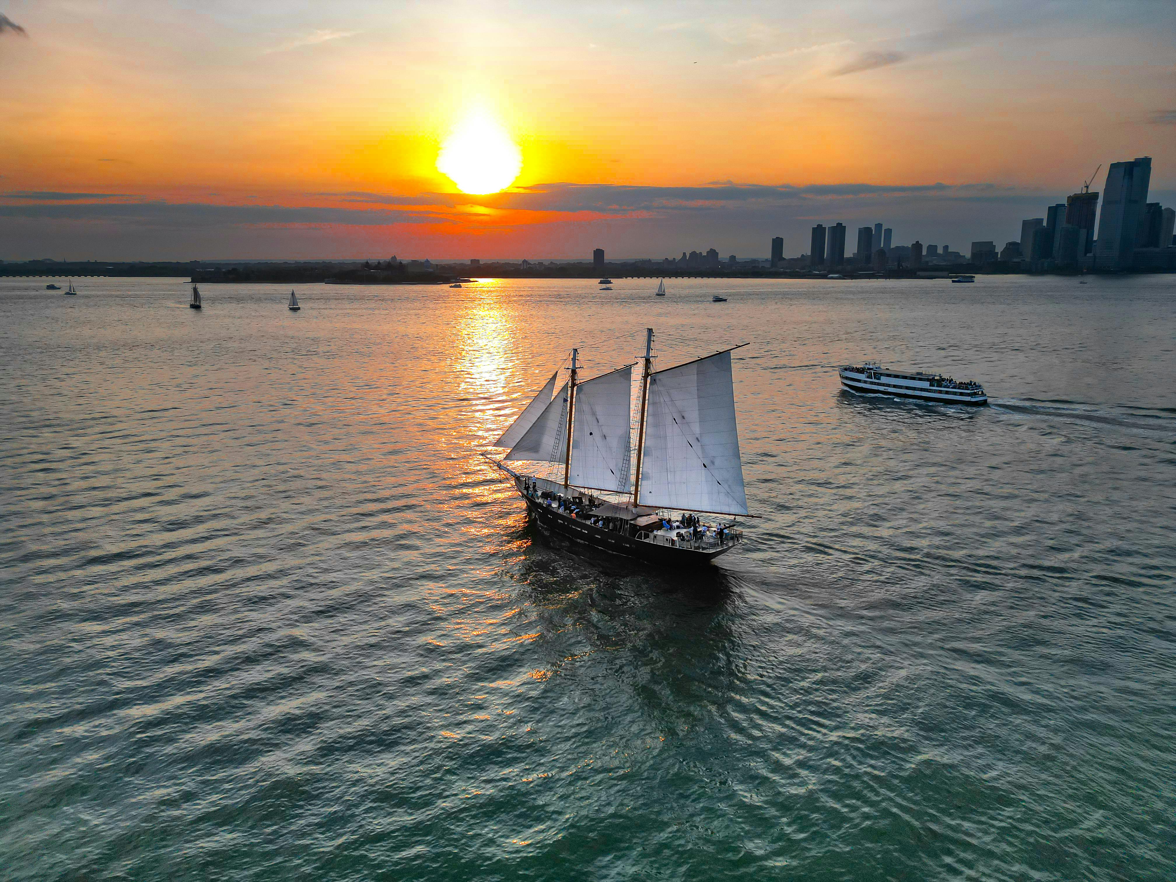 以自由女神像为背景的爵士乐队