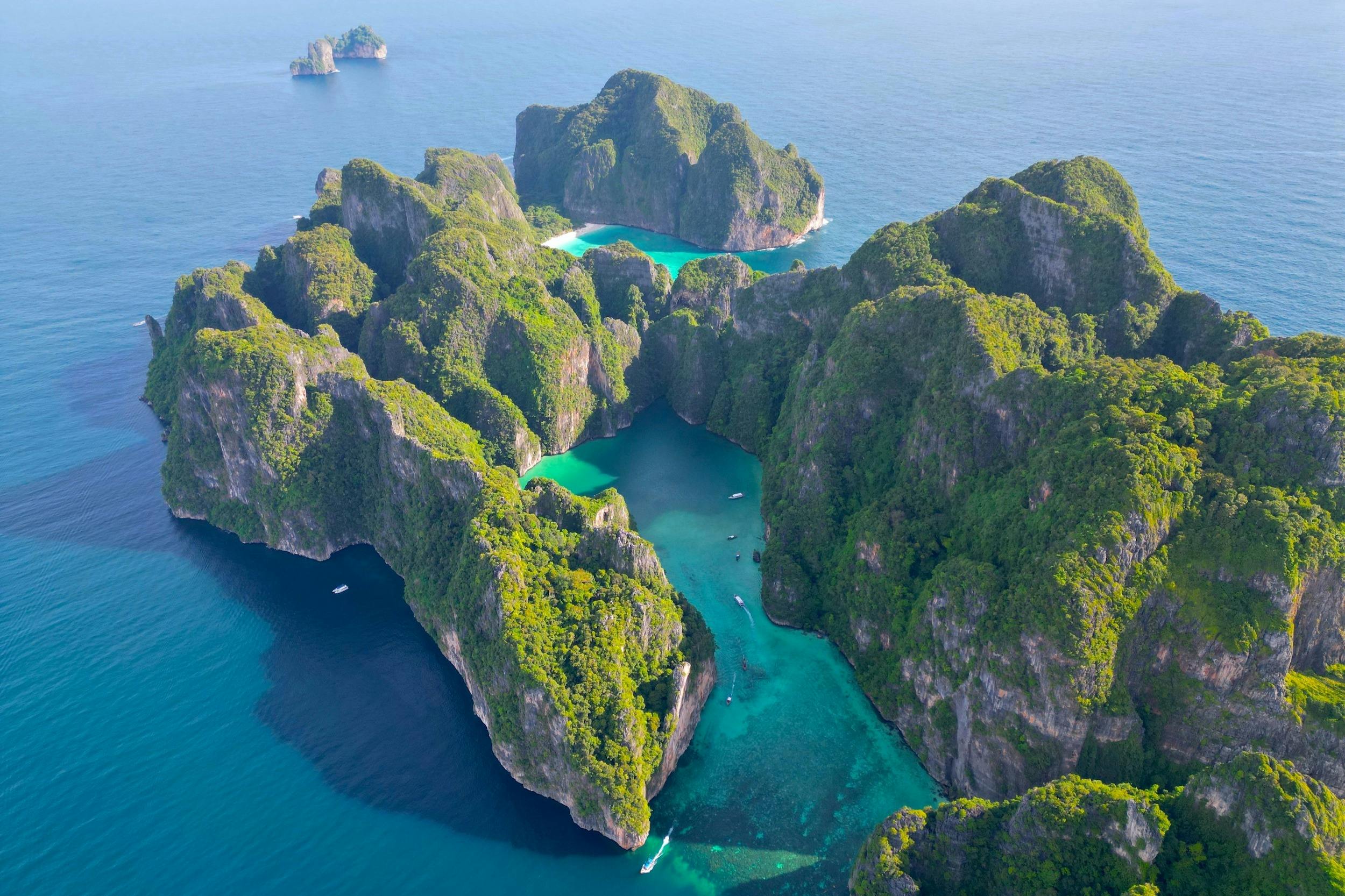 皮皮莱（ Phi Phi Leh ）的无人机拍摄，前面是皮勒泻湖（ Pileh Lagoon ） ，后面是玛雅湾（ Maya Bay