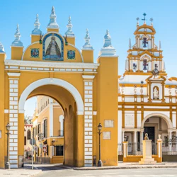Arco y Basílica de la Macarena, the most recognized symbol of the neighborhood.