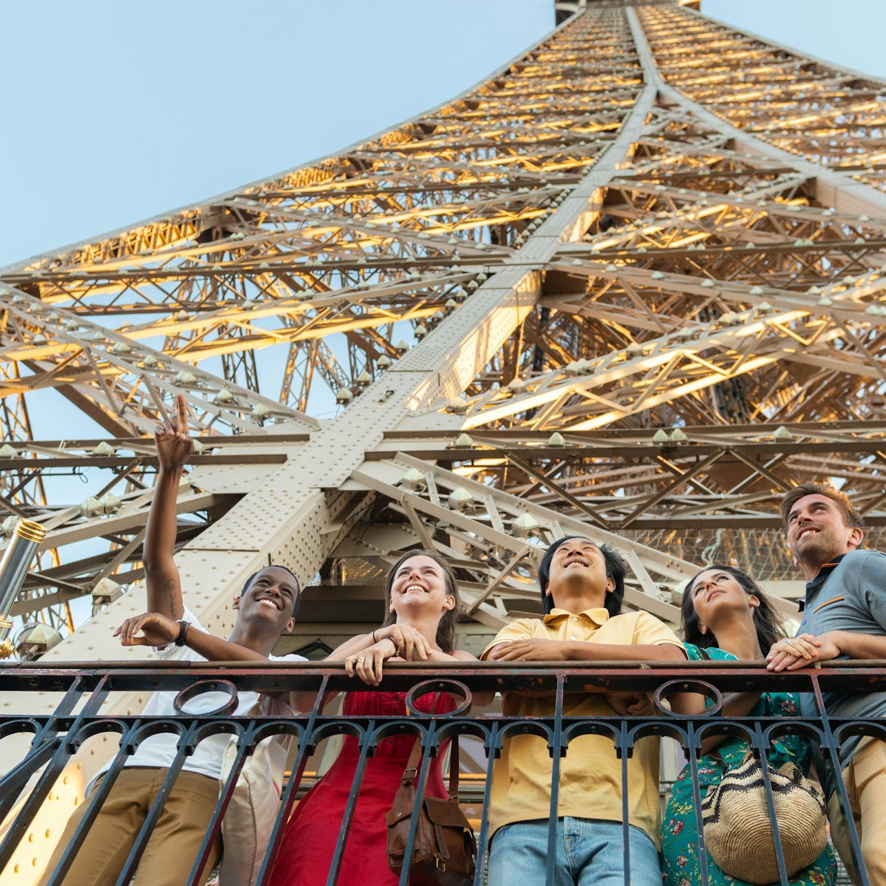 Torre Eiffel: Acceso prioritario + Recorrido en autobús por la ciudad de París - Alojamientos en Paris