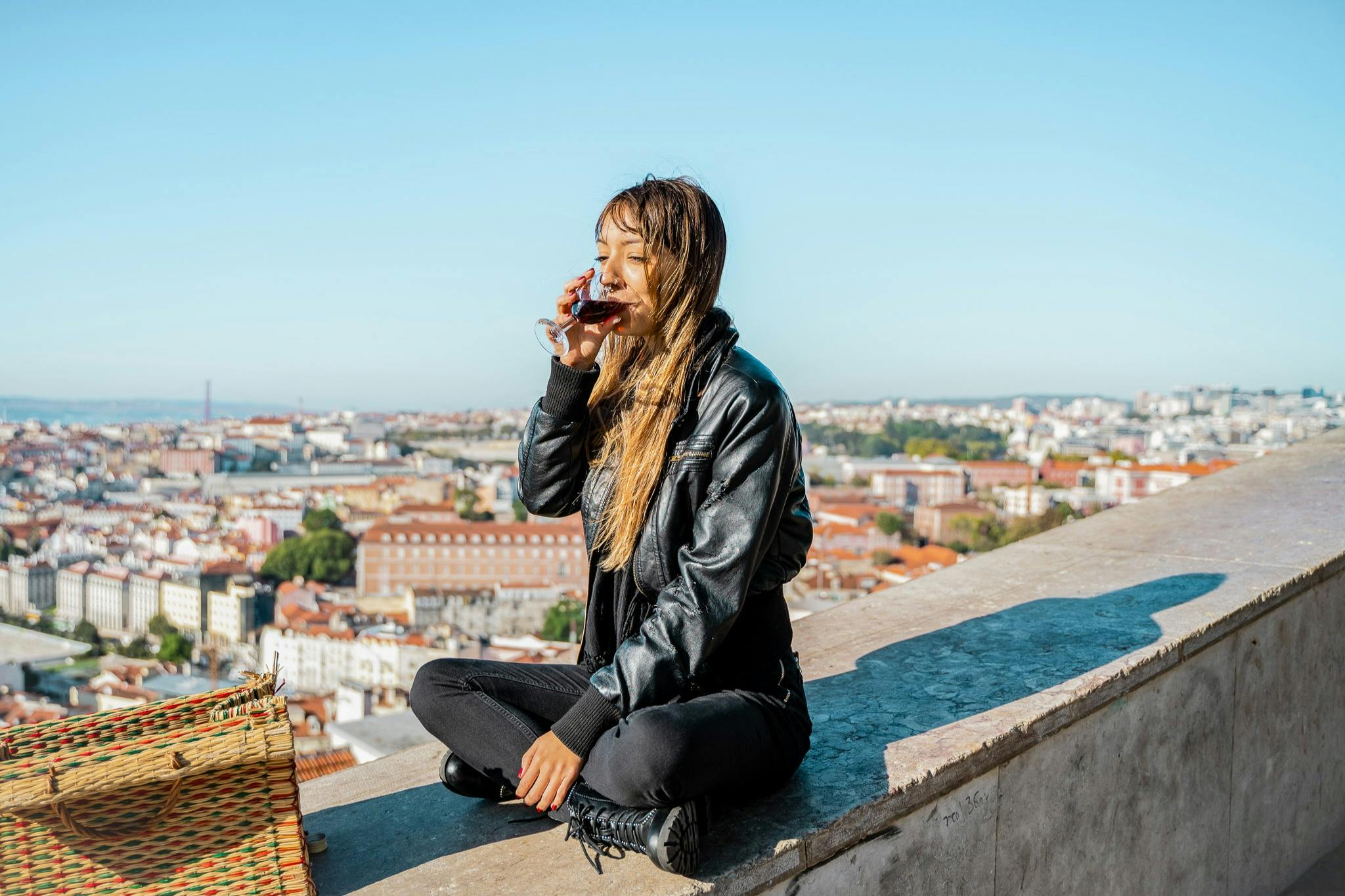 在里斯本享受嘟嘟车导览游的游客