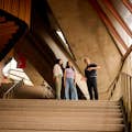 I visitatori imparano a conoscere l'architettura e la storia delle famose piastrelle delle vele dell'Opera di Sydney.