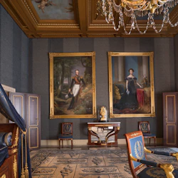 Elegant rum med stora porträtt, utsmyckade möbler, ljuskrona och himmelssäng. Blått och guld accenter överallt.