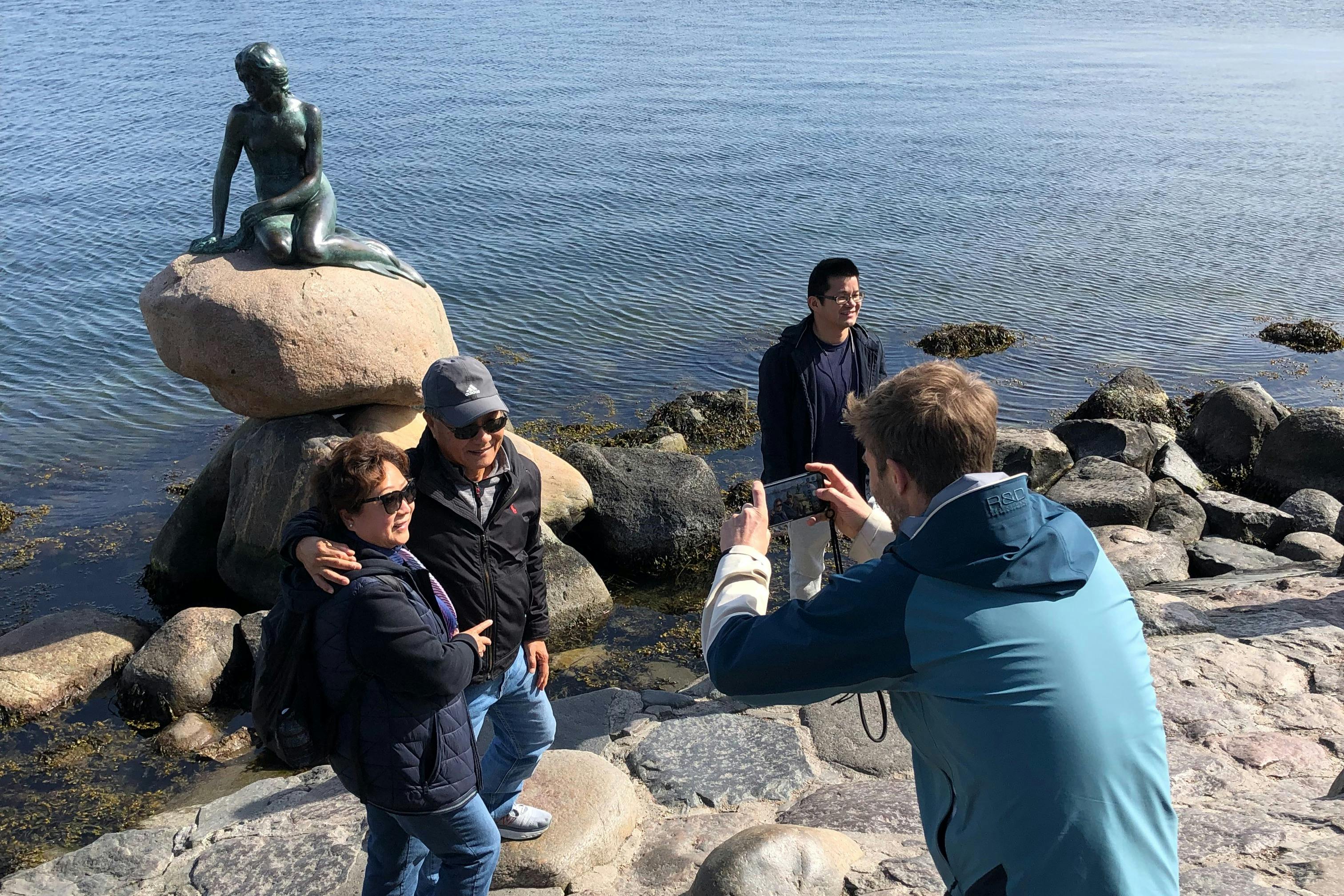 The guide taking photos of the guests at the Little Mermaid