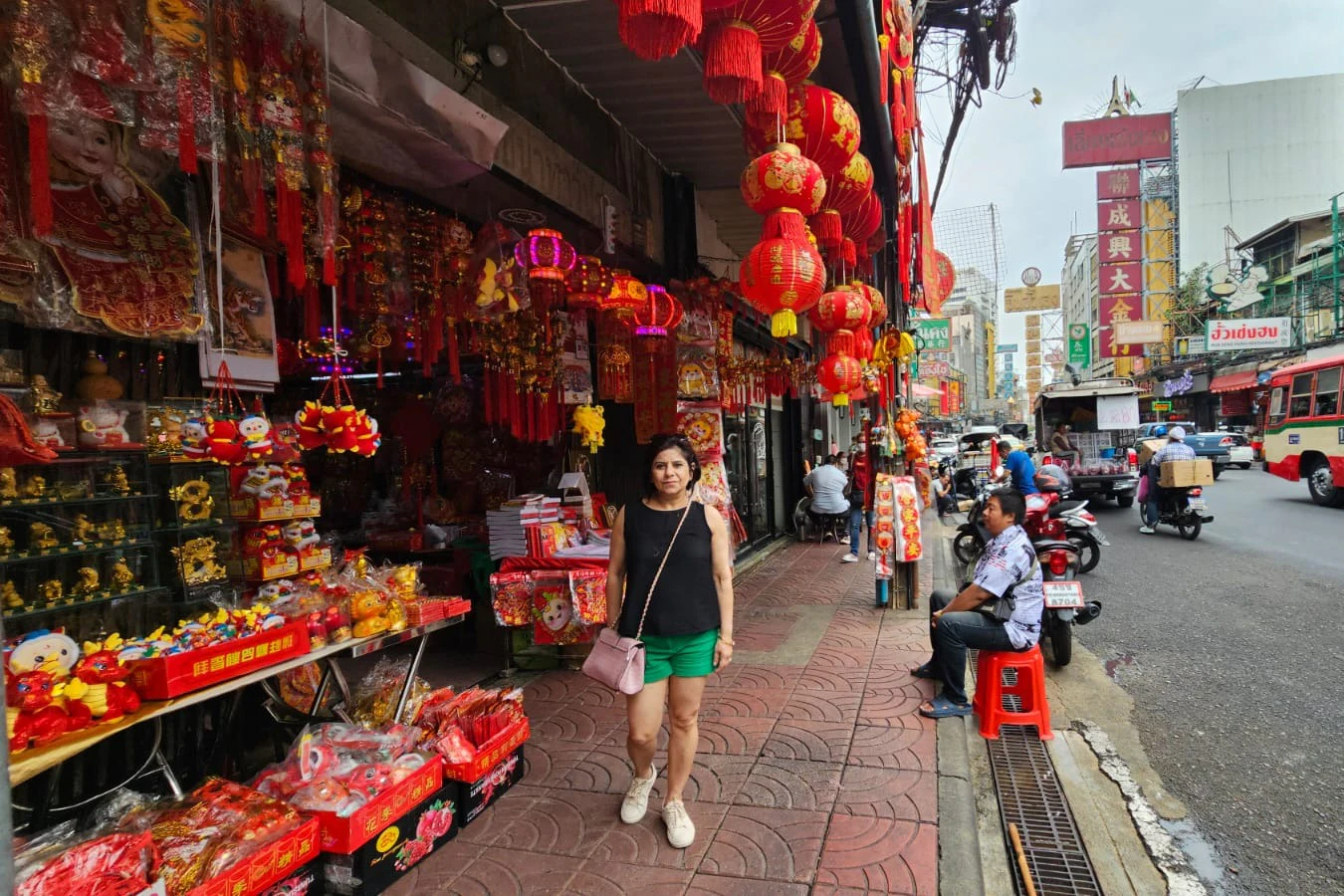 Bangkok: Chinatown Guided Tour + Wat Chakrawat Visit
