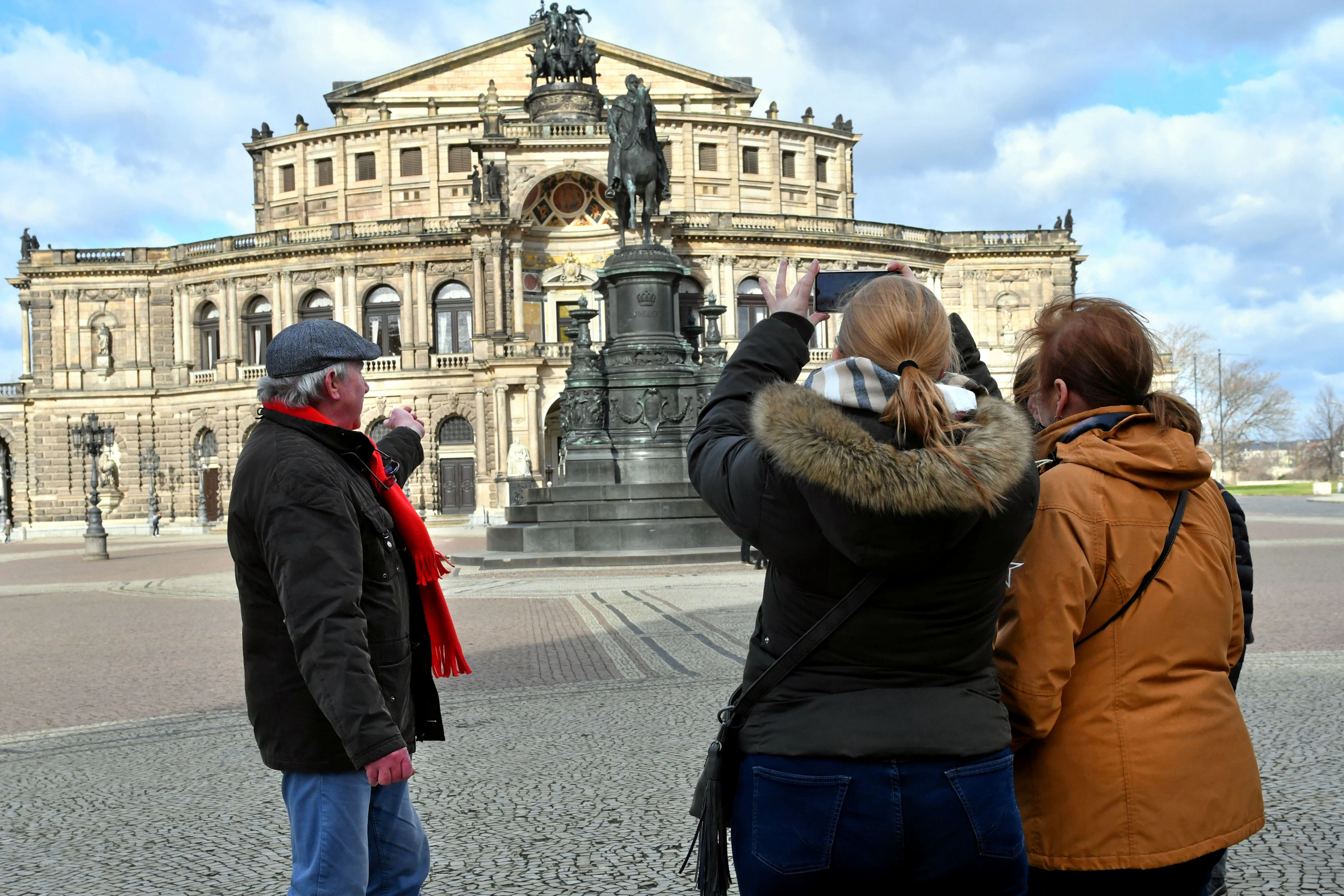Dresden: Guided Walking Tour in German