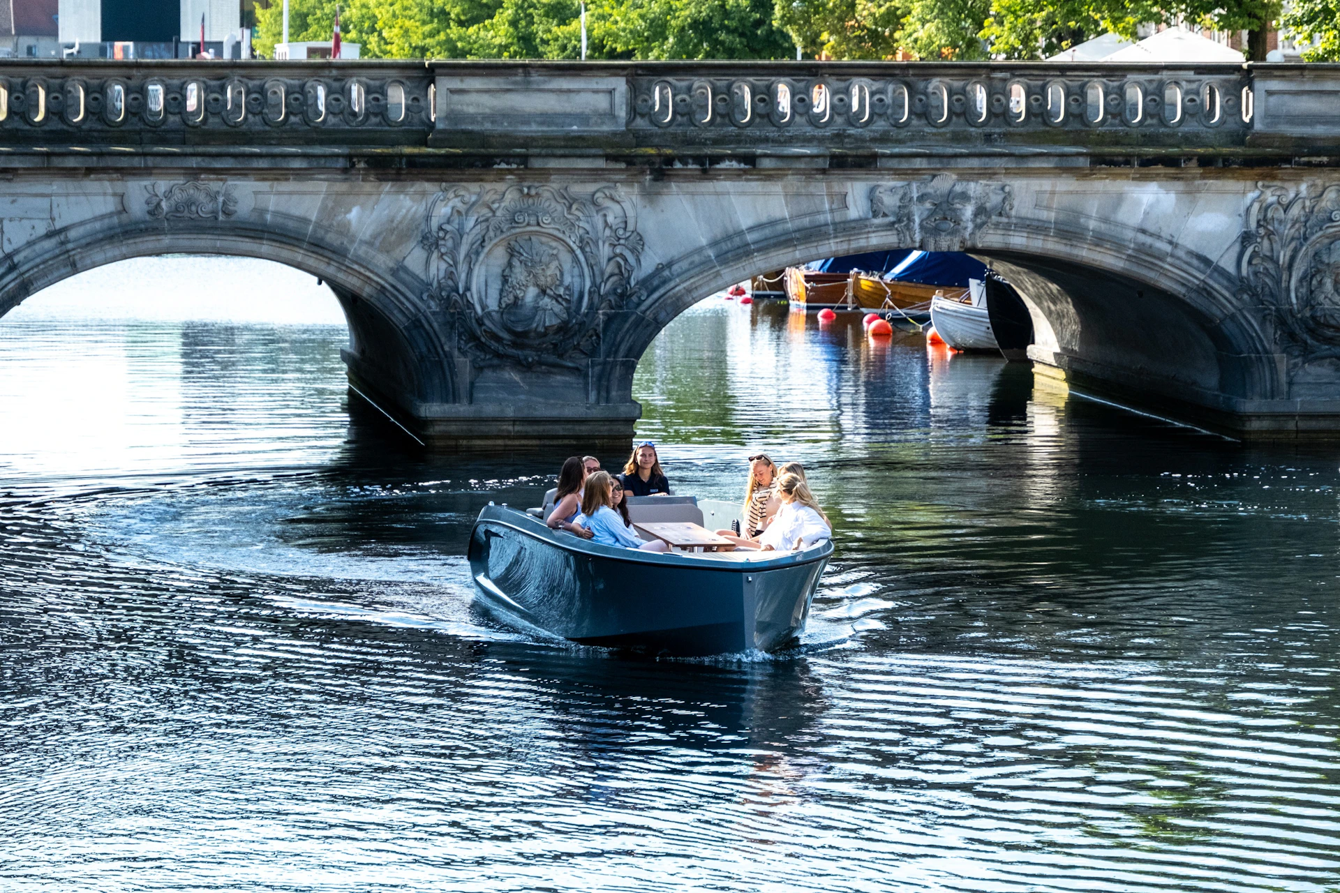 Girls enjoying GoBoat Cruise