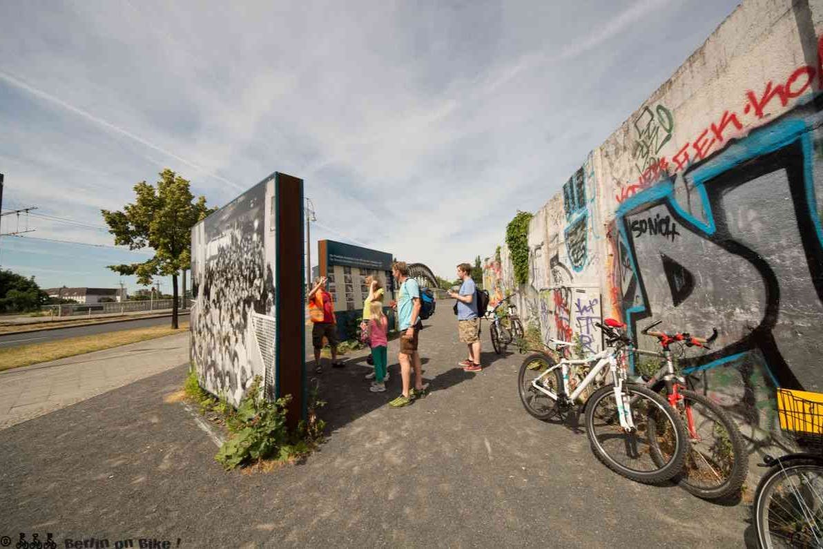 Kontrolní stanoviště na Bornhomler Straße / Platz des 9. listopadu