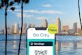 San Diego Explorer Pass di Go City visualizzato su uno smartphone con lo skyline della città e il porto sullo sfondo