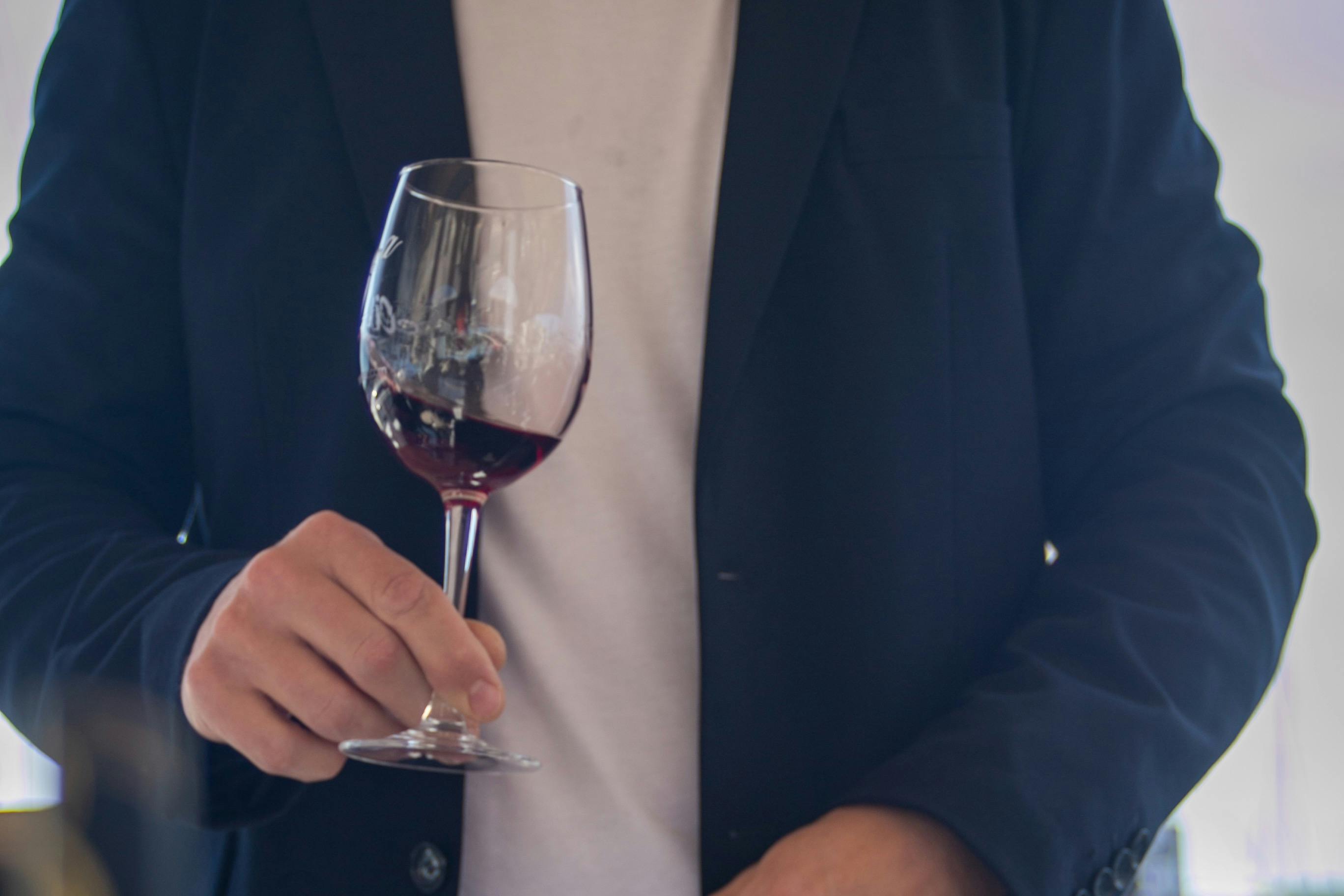 Ces vins vieillis sous l'eau ont été conservés dans un environnement qui accélère leur évolution.