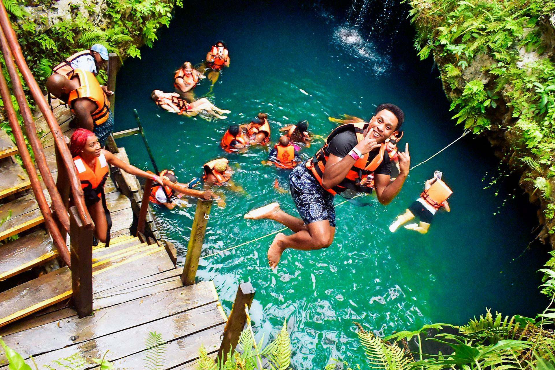 세노테로 뛰어들며 사진 찍기