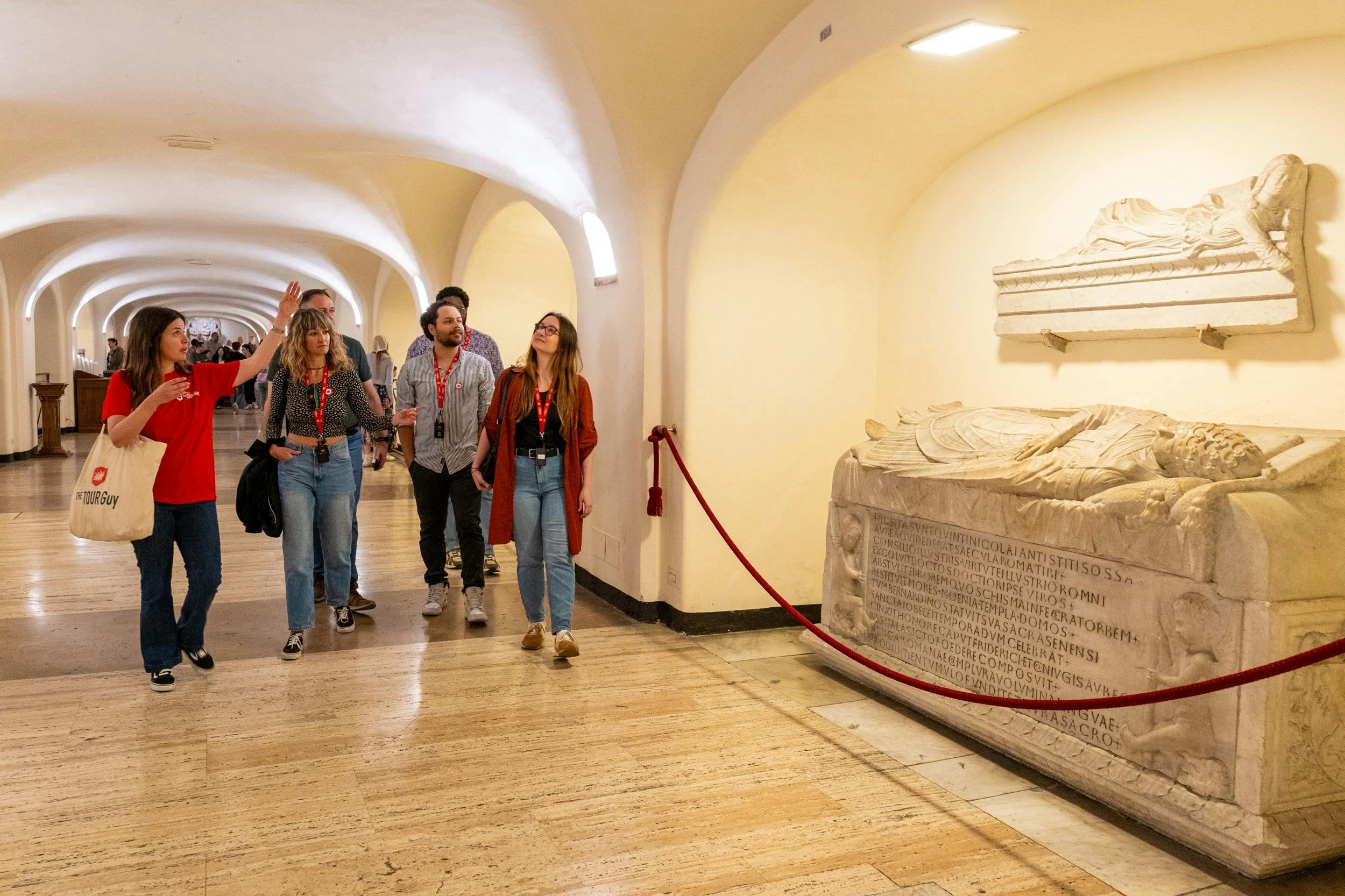 教皇の墓に降りて、何世紀にもわたる歴史と神聖な芸術に囲まれた過去の教皇の安息の地を発見してください。