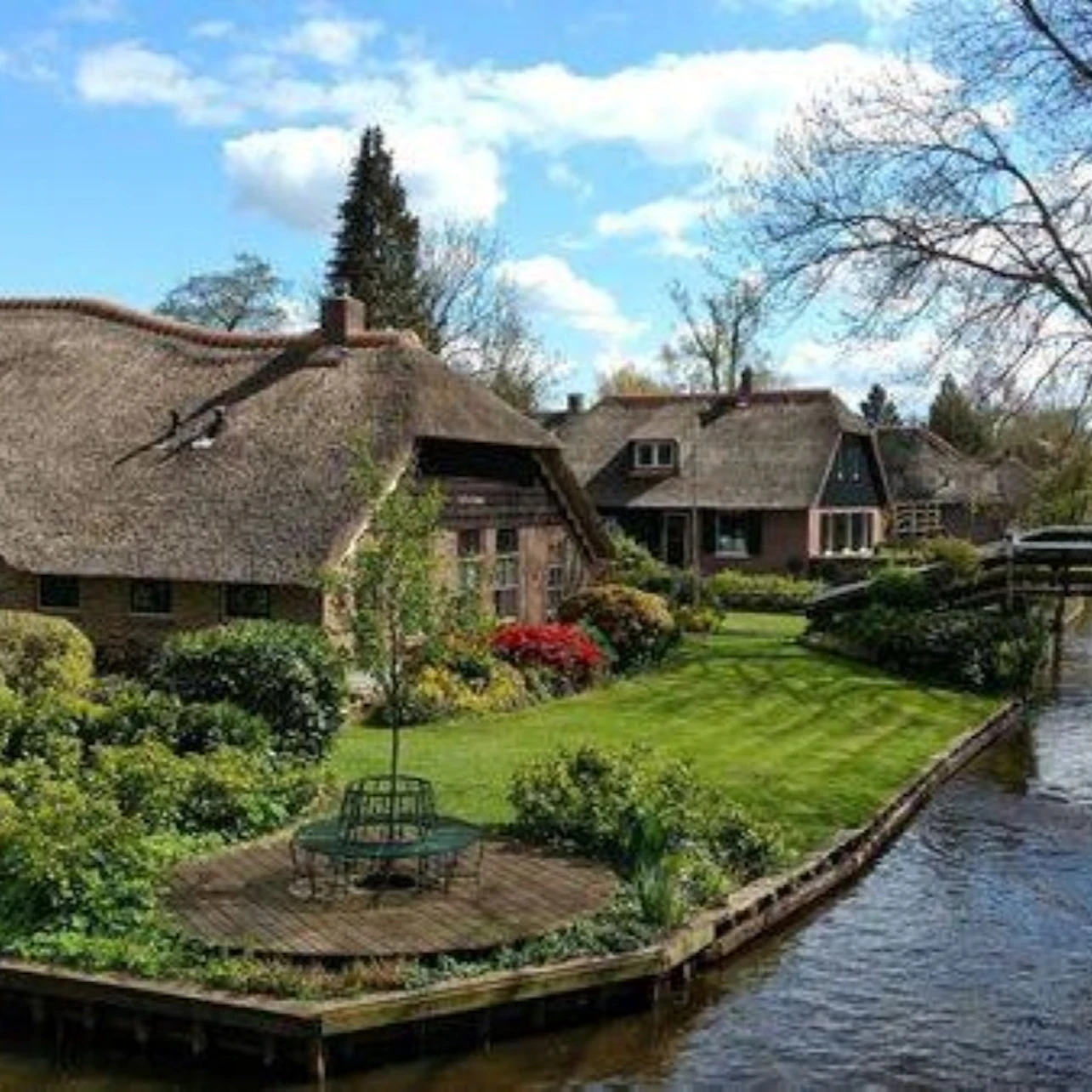 Giethoorn: Small Group Guided Tour + Electric Boat Trip