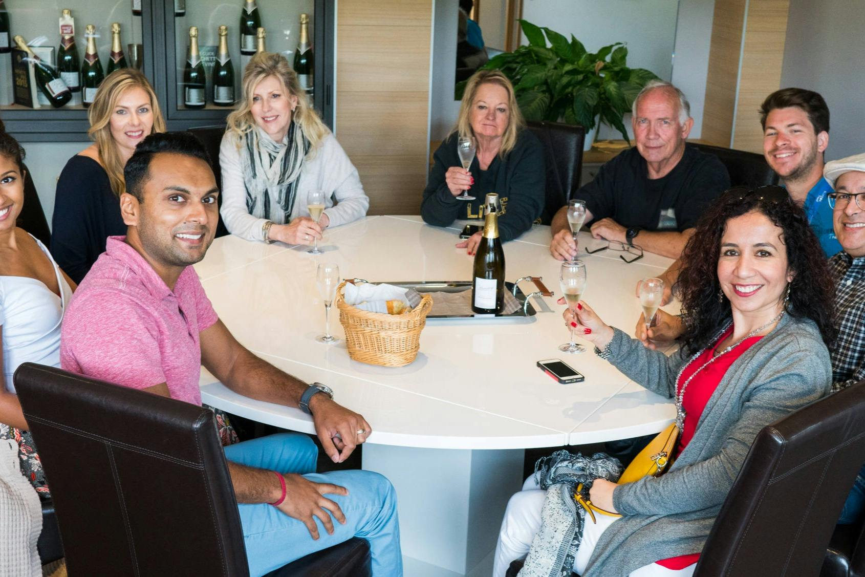 샴페인을 맛보는 일행