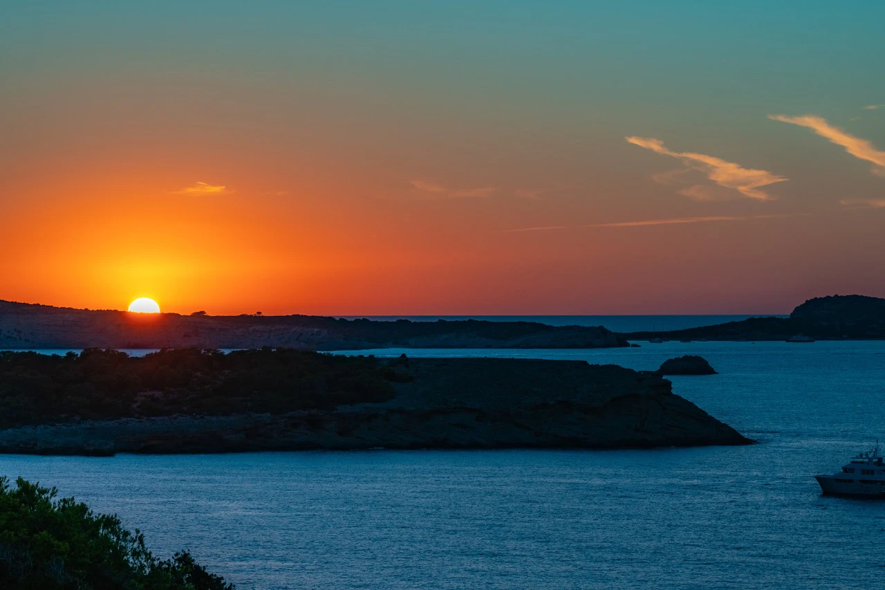 Ibiza: Sunset Boat Tour with Music, Tapas & Premium Open Bar